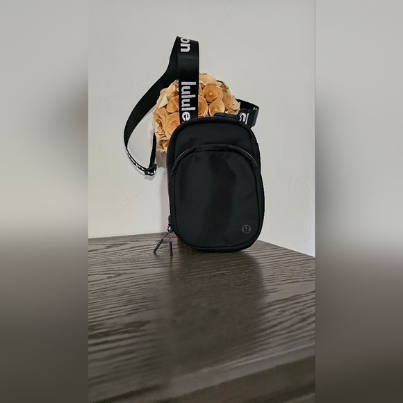 Lululemon Crossbody bag - Picture 3 of 9